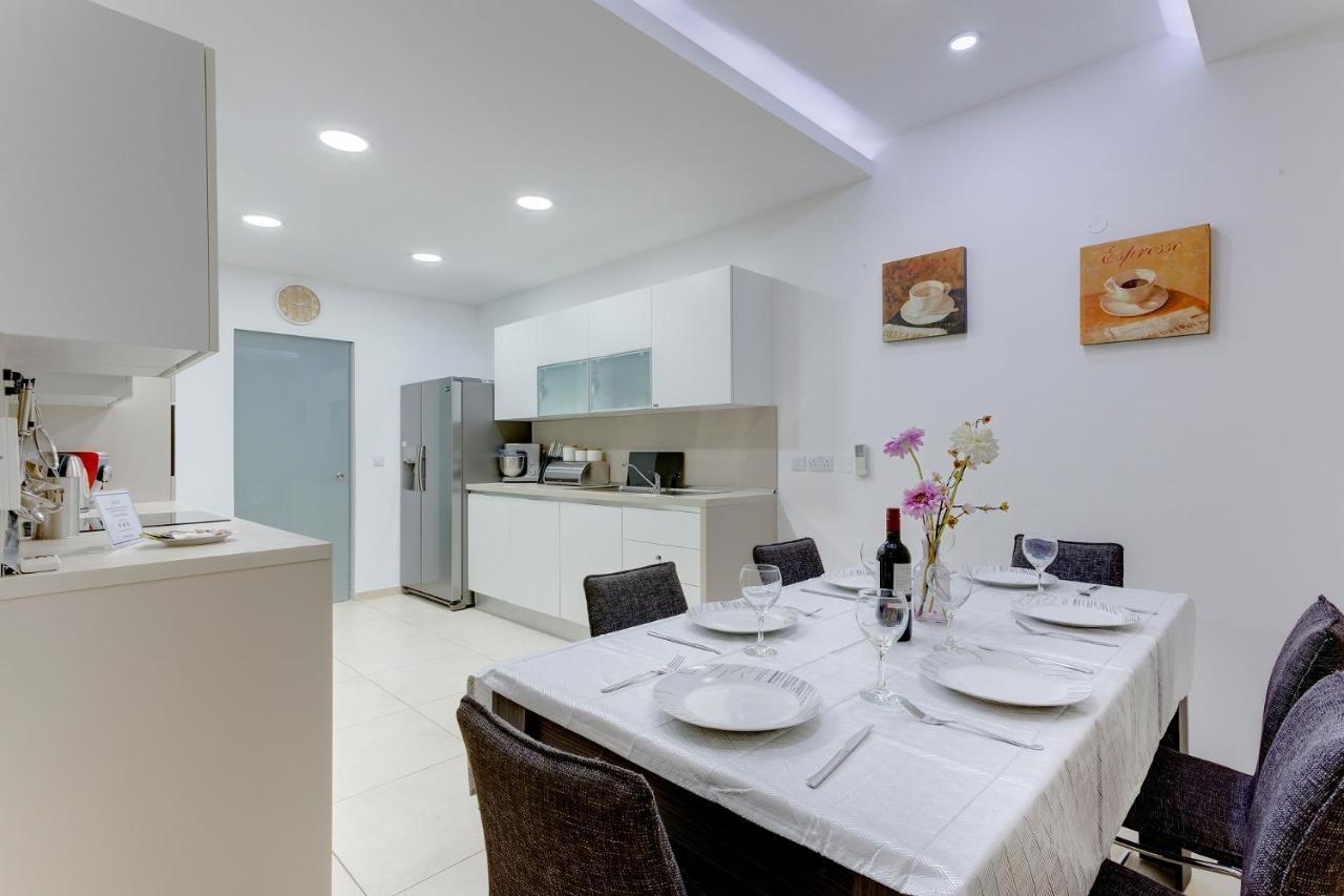 Luxury Apt W/ Side Seaviews And Pool, Top Location Sliema Exteriör bild